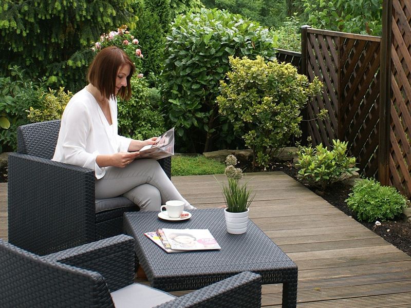 Frau entspannt auf der Terrasse des Kosmetikstudios beauty & more in Mülheim Saarn, idealer Rückzugsort für Entspannung und Hautpflege.